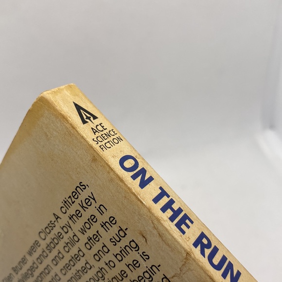 On The Run Gordon R. Dickson Vintage Science Fiction Softcover 1979 - Picture 4 of 10